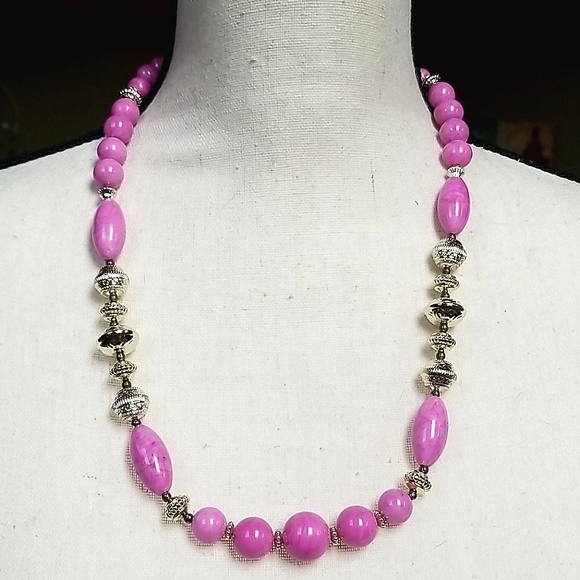 Vintage 1960s Mid Century Lilac Acrylic Beaded Gold Tone Necklace - Picture 4 of 10